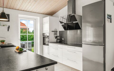 Marjatta - 3.2Km from the Sea: Cuisine, Comptoir, Sol, Appareil De Cuisine, Design Intérieur, Bois, Principaux Appliance, Cabinetry, Sol, Électroménager