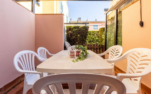 Color: Meubles, Design Intérieur, Mobilier De Jardin, Chaise, Tableau De Plein Air, Tache De Bois, Table Cuisine Et Salle A Manger, Balcon, Patio, Ombre