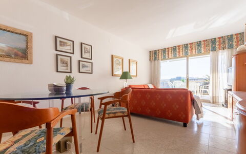 Cambrils 53: Meubles, Sol, Design Intérieur, Sol, Pièce, Chaise, Appartement, Plafond, Table Cuisine Et Salle A Manger, Salle À Manger