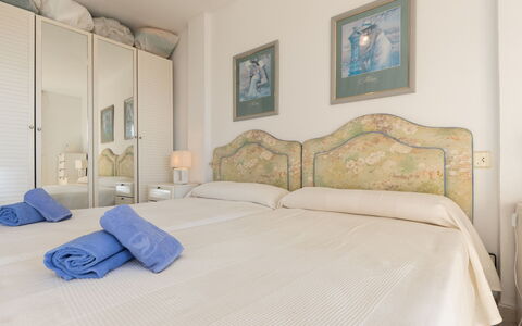 Cambrils 53: Meubles, Lit, Design Intérieur, Chambre, Sol, Drap De Lit, Literie, Bois, Sol, Pièce