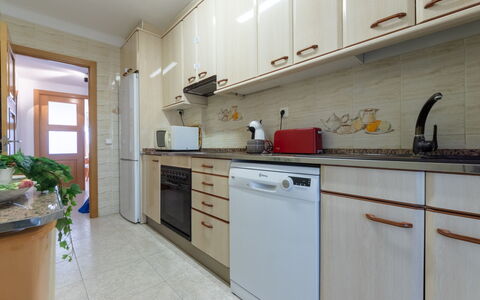 Cambrils 53: Cuisine, Principaux Appliance, Comptoir, Appareil De Cuisine, Bois, Sol, Cabinetry, Sol, Evier, Design Intérieur