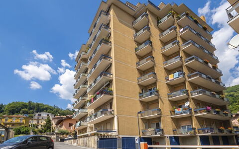 Lovere Balcony View: Bâtiment, Zone Résidentielle, Appartement, Ville, Zone Urbaine, Ville, Quartier, Architecture, Design Urbain, Établissements Humains