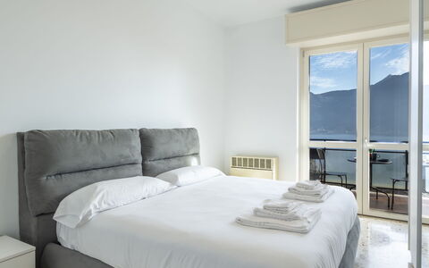 Lovere Balcony View: Lit, Meubles, Chambre, Design Intérieur, Literie, Drap De Lit, Pièce, Sol, Linge, Cadre De Lit