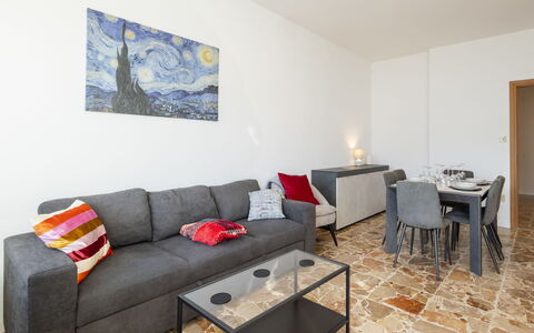 Lovere Balcony View: Sol, Sol, Meubles, Appartement, Canapé, Salon, Chaise, Canapé-Lit, Table Basse