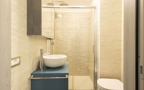 Cacciatori: Salle De Bains, Sol, Luminaire Plomberie, Design Intérieur, Mur, Sol, Lavabo, Évier, Miroir, Bois