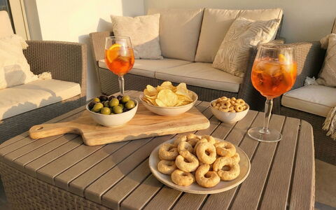 Posada 10: Meubles, Vaisselle, Aliments, Table, Drinkware, Serveware, Vaisselle, Fruit, Mobilier De Jardin, Assiette