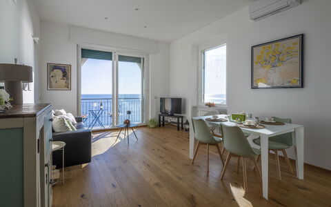 La Casa di Martina, Amazing Seaview: Meubles, Sol, Sol, Bois, Design Intérieur, Table, Chaise, Table Cuisine Et Salle A Manger, Mer, Parquet