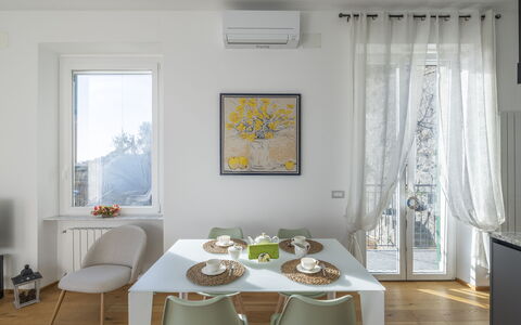 La Casa di Martina, Amazing Seaview: Meubles, Design Intérieur, Sol, Table, Salle À Manger, Chaise, Sol, Bois, Table Cuisine Et Salle A Manger, Pièce