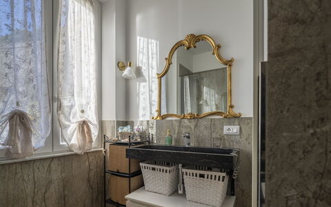 La Casa di Martina, Amazing Seaview: Design Intérieur, Luminaire Plomberie, Robinet, Évier, Lavabo, Plomberie, Miroir, Salle De Bains, Comptoir, Armoire De Toilette
