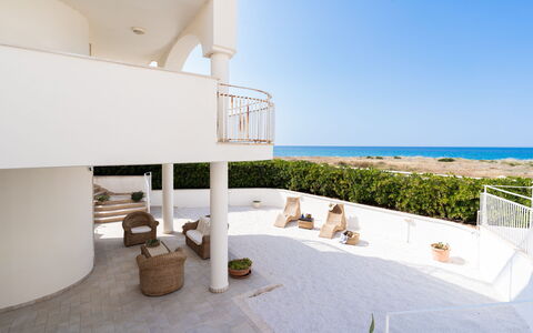 Il Respiro del Mare: Balcon, Mer, Appartement, Ombre, Océan, Mobilier De Jardin, Villa, Recours, Structure En Plein Air, Plage