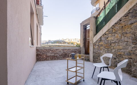 La Casa di Bruno, Terrace, in the Heart of Genova: Composite, Appartement, Chaise, Balcon, Béton, Tache De Bois, Balustrade, Dur, Escaliers, Parquet