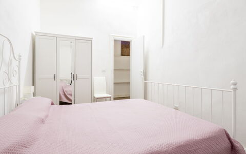 La Casa di Bruno, Terrace, in the Heart of Genova: Mur, Design Intérieur, Chambre, Lit, Sol, Meubles, Sol, Drap De Lit, Pièce, Literie