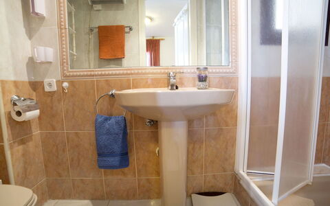 Topacio i: Salle De Bains, Propriété, Pièce, Tuile, Design Intérieur, Sol, Mur, Architecture, Évier, Robinet