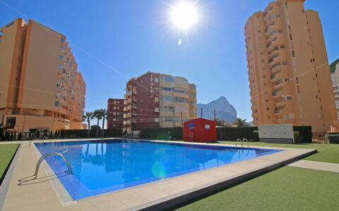 Calpe Calp 842: L'Eau, Bâtiment, Ciel, Jour, Propriété, Plante, Lumière, Piscine, Fenêtre, Design Urbain