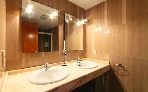 Sotavento: Salle De Bains, Propriété, Pièce, Évier, Lavabo, Robinet, Design Intérieur, Armoire De Toilette, Tuile, Luminaire Plomberie