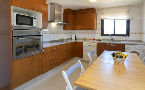 Morello: Cabinetry, Comptoir, Meubles, Evier, Évier, Cuisinière, Bois, Cuisine, Appareil De Cuisine, Chaise