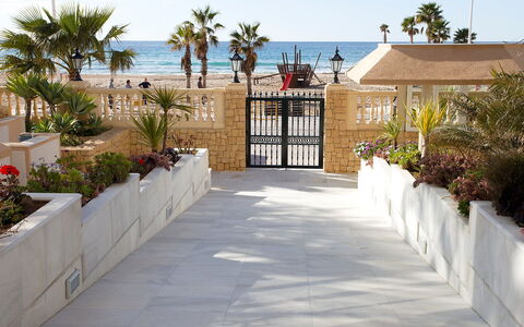 La Joya: Propriété, Domicile, Bâtiment, Zone Résidentielle, Immobilier, Maison, Arbre, Passerelle, Architecture, Vacances