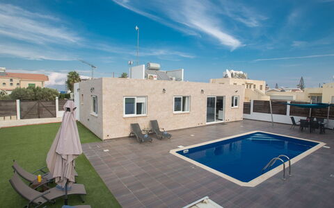 3-Schlafzimmer-Villa in Protaras Zentrum mit Pool