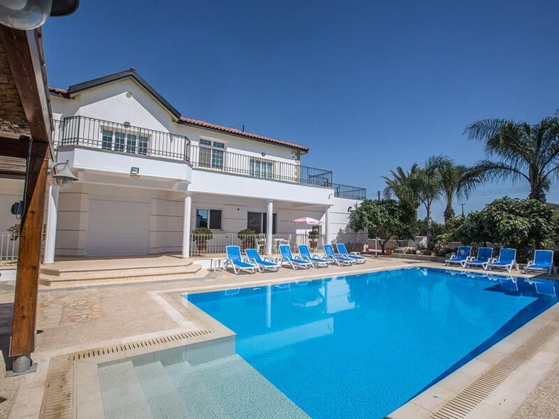Familienvilla in Paralimni mit Spektakulärer Aussi