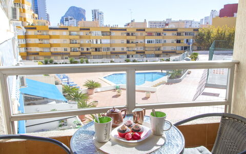 Calpe Calp 882: Bâtiment, Propriété, Meubles, Table, Ciel, Pot De Fleur, Chaise, Mobilier De Jardin, Vaisselle, Design Intérieur