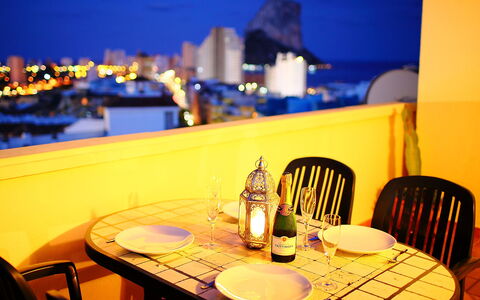 Calpe Calp 390: Table, Meubles, Propriété, Ciel, Vaisselle, Chaise, Lumière, Bâtiment, L'Eau, Éclairage