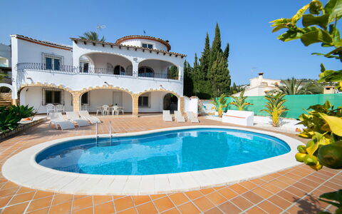 Luisa: L'Eau, Plante, Ciel, Bâtiment, Propriété, Piscine, Bleu Azur, Arbre, Architecture, Arecales
