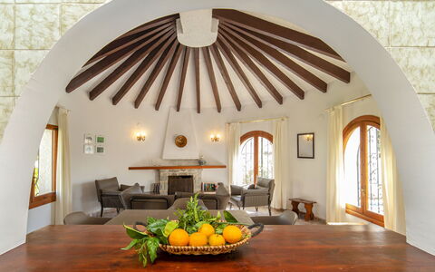 Miss: Aliments, Table, Propriété, Meubles, Fenêtre, Bois, Design Intérieur, Ombre, Bâtiment, Vaisselle