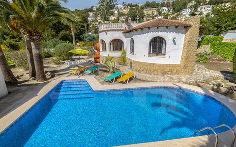 Miss: L'Eau, Plante, Bâtiment, Ciel, Piscine, Bleu Azur, Arbre, Maison, Plan D'Eau, Ombre