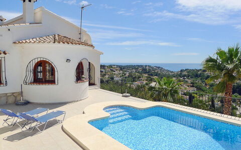 La Vina: Nuage, Ciel, Propriété, Bâtiment, Plante, L'Eau, Piscine, Bleu Azur, Arbre, Ombre