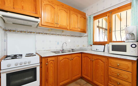 La Vina: Comptoir, Cabinetry, Propriété, Cuisine, Pièce, Meubles, Design Intérieur, Bâtiment, Sol, Orange