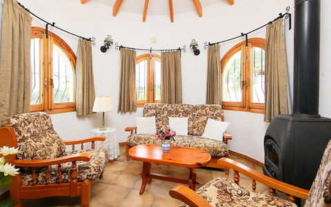 La Vina: Salon, Pièce, Propriété, Meubles, Orange, Design Intérieur, Plafond, Bâtiment, Table, Table Basse