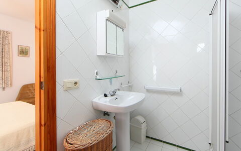 La Vina: Salle De Bains, Pièce, Propriété, Design Intérieur, Luminaire Plomberie, Tuile, Architecture, Accessoire Salle De Bain, Robinet, Maison