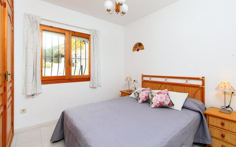 La Vina: Chambre, Pièce, Lit, Meubles, Propriété, Drap De Lit, Cadre De Lit, Literie, Sol, Mur