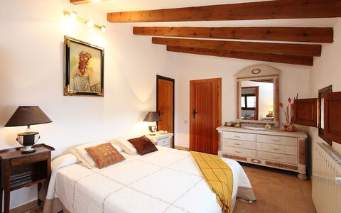 Baile del Sol: Chambre, Meubles, Pièce, Lit, Propriété, Plafond, Drap De Lit, Design Intérieur, Cadre De Lit, Bâtiment