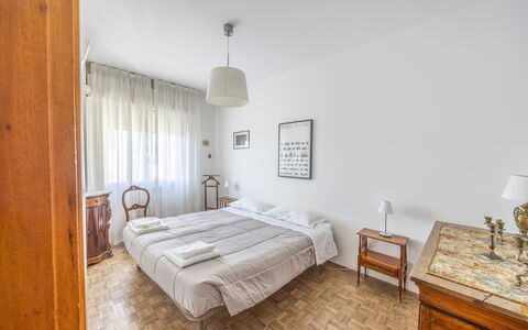 Mestrina Apartment: Lit, Sol, Chambre, Sol, Design Intérieur, Drap De Lit, Pièce, Appartement, Cadre De Lit, Literie