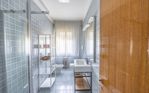 Mestrina Apartment: Sol, Design Intérieur, Sol, Luminaire Plomberie, Plafond, Éclairage, Tuile, Composite, Plomberie, Salle De Bains