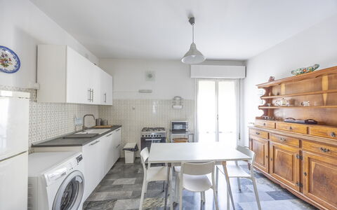Mestrina Apartment: Sol, Sol, Design Intérieur, Bois, Meubles, Principaux Appliance, Appareil De Cuisine, Plafond, Cuisine, Pièce