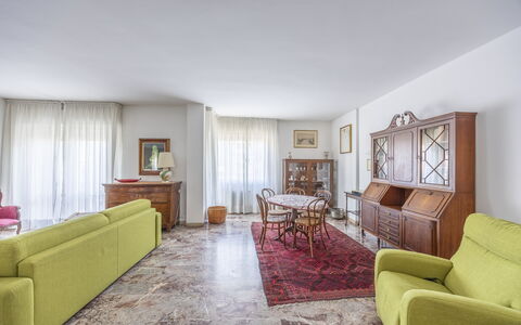 Mestrina Apartment: Sol, Design Intérieur, Sol, Meubles, Canapé, Appartement, Pièce, Salon, Plafond, Domicile
