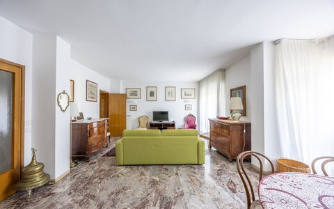 Mestrina Apartment: Sol, Sol, Design Intérieur, Plafond, Pièce, Domicile, Meubles, Appartement, Salon, Tapis