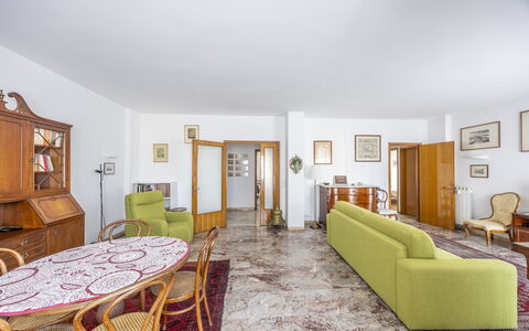 Mestrina Apartment: Design Intérieur, Sol, Sol, Meubles, Plafond, Pièce, Canapé, Éclairage, Appartement, Salon