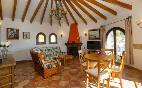 Roberto: Propriété, Meubles, Fenêtre, Table, Cadre, Bois, Éclairage, Design Intérieur, Architecture, Bâtiment