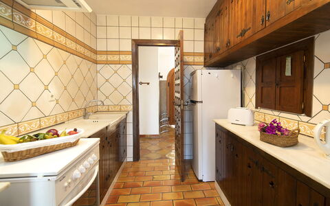 Roberto: Cabinetry, Comptoir, Propriété, Évier, Meubles, Robinet, Evier, Bâtiment, Cuisine, Bois