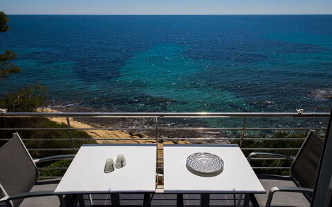 Brisa al Mar: L'Eau, Ciel, Table, Propriété, Nuage, Meubles, Fenêtre, Lumière, Chaise, Bleu Azur