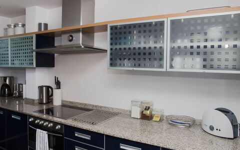 Brisa al Mar: Comptoir, Cabinetry, Pièce, Propriété, Cuisine, Meubles, Design Intérieur, Tuile, Placard, Bâtiment