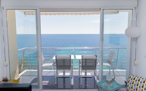 Brisa al Mar: Bleu, Pièce, Propriété, Maison, Bâtiment, Mer, Fenêtre, Design Intérieur, Immobilier, Architecture