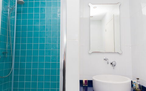 Brisa al Mar: Salle De Bains, Tuile, Pièce, Luminaire Plomberie, Bleu, Propriété, Turquoise, Accessoire Salle De Bain, Mur, Robinet