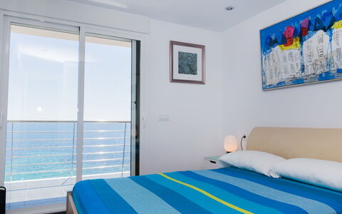 Brisa al Mar: Chambre, Pièce, Lit, Meubles, Propriété, Bleu, Drap De Lit, Design Intérieur, Cadre De Lit, Bâtiment