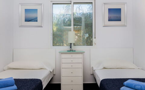 Brisa al Mar: Meubles, Pièce, Chambre, Lit, Propriété, Design Intérieur, Cadre De Lit, Sol, Mur, Drap De Lit