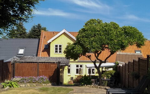 Noreen - 500M from the Sea: Maison, Zone Résidentielle, Domicile, Arbuste, Toit, Jardin, Chalet, Pelouse, Arrière-Cour, Cour