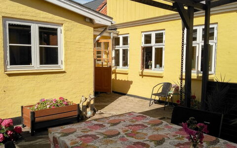 Noreen - 500M from the Sea: Bois, Porte, Domicile, Pot De Fleur, Chalet, Tache De Bois, Porche, Plante D'Appartement, Cour, Siding